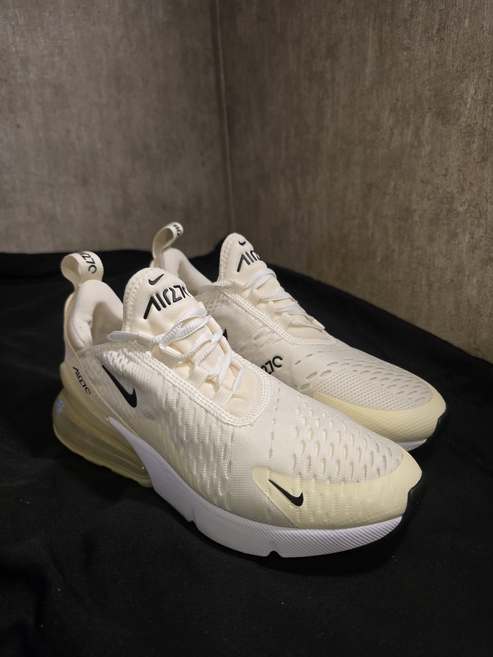 Nike Air Max 270 Women’s Cream White Athletic Shoes- brand new!